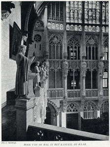 94596 Interieur van kasteel De Haar te Haarzuilens (gemeente Vleuten): de hal met galerijen, bogen en ...